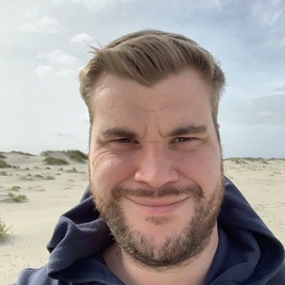 Der Autor 2019 am Langeooger Strand beim Versuch, ein möglichst ungestelltes Selfie zu fabrizieren.